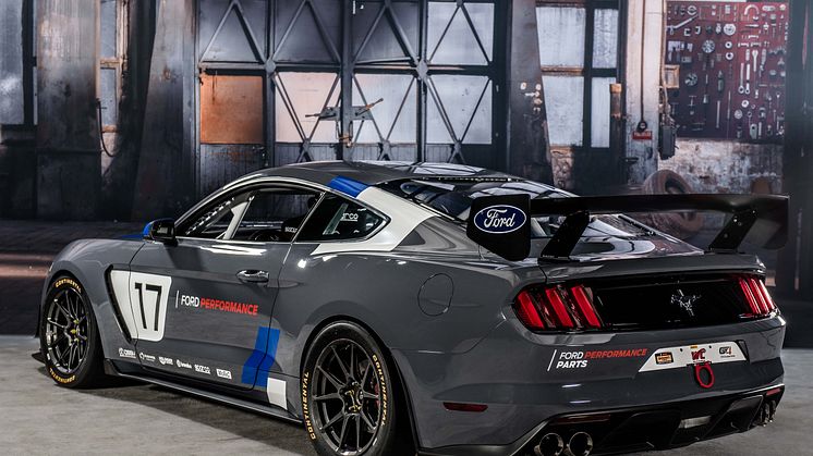 A Ford Performance a 2016-os SEMA Show-n mutatta be a vadonatúj, teljesen versenykész, globális Mustang GT4 versenyautót