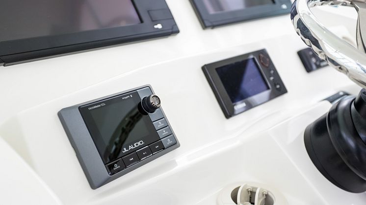 JL Audio's Media Master 100s die de NMEA 2000® netwerk protocollen ondersteunen, compatibel met de Lowrance®, Simrad® en Garmin® Multifunctionele displays.