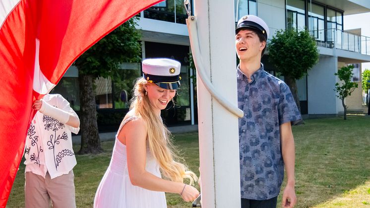 Studentertraditioner er der mange af på Tradium. Her ses de første studenter fra Tradium HTX hejse flaget, efter deres sidste eksamen. Foto: Tradium / Emma Degn