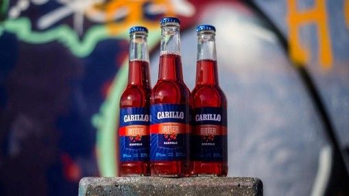 Retrohenkinen Carillo Bitter Karpalo -valmisjuoma juhlistaa Carillo-katkeron viisikymmenvuotista menestystä.