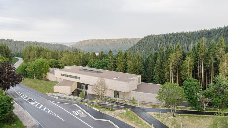 Foto: Henrik Schipper. Das Nationalparkzentrum Ruhestein fügt sich harmonisch in die natürlich gewachsenen Baumbestände ein.