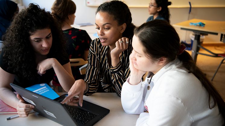 Stiftelsen Läxhjälpen och Riksbyggen i ny digital satsning för att få fler elever att nå gymnasiebehörighet