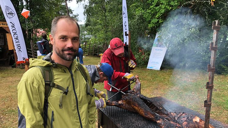 JAKTER VILLSVIN: Tony Platek fra Elverum er en ivrig jeger, blant annet på villsvin - i Slovakia. (Foto: Stine S. Skjæret/Anno)