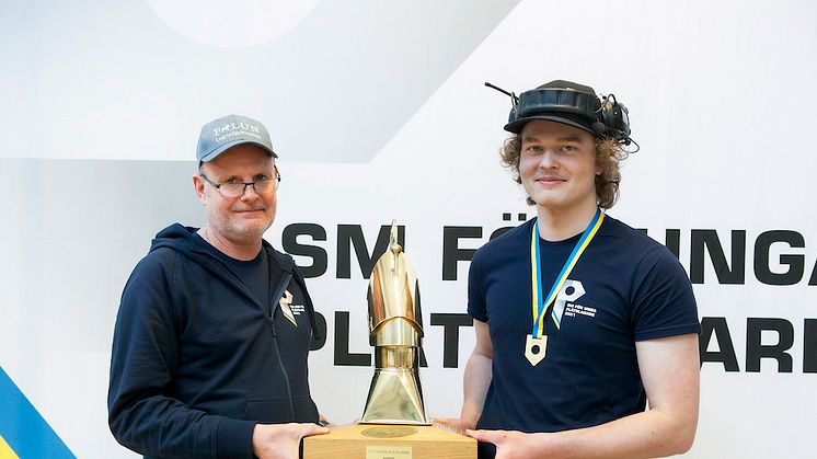 Lärare Mikael Lundgren och SM-guldvinnare 2021 Elias Karlsson 