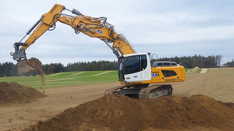 Die Bayernwerk Netz hat die Vorbereitungen für den Neubau einer Erdkabelleitung bei Rohr im Landkreis Kelheim gestartet. Auf ersten Flächen der Kabeltrasse wird der Oberboden abgetragen.