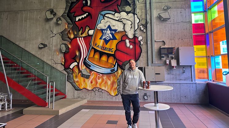 Der „Rote Teufel“ feiert wieder mit „Karlsberg-Bier“: Regionaler Graffiti-Künstler verewigt Partnerschaft der Brauerei mit 1. FC Kaiserslautern in einem Kunstwerk 