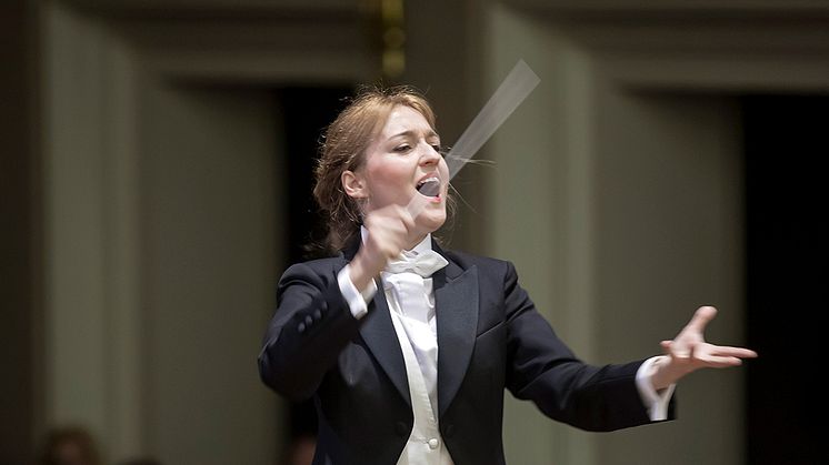 Joanna Natalia Slusarczyk leder den första av Kungliga Filharmonikernas sommarkonserter. Foto: Tomasz Griessgraber 