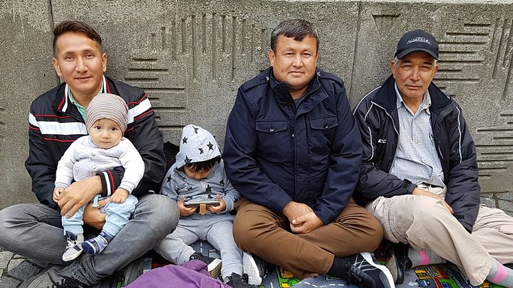 I Sverige deltar de afghanska männen i omhändertagandet av småbarnen. Från barnfamiljernas sittstrejk på Norra Bantorget 2019. Foto Ingrid Eckerman.