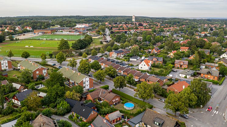 Drönarbild, över en del av Dalby där bland annat vattentornet, fotbollsplanen, Nyvångsskolan och möllan syns. Foto: Magnus Högfeldt. 