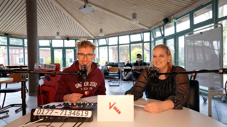 Die Studentischen Hilfskräfte und Moderator*innen Hinnerk und Frederike vor der Live-Übertragung des Kick-offs.