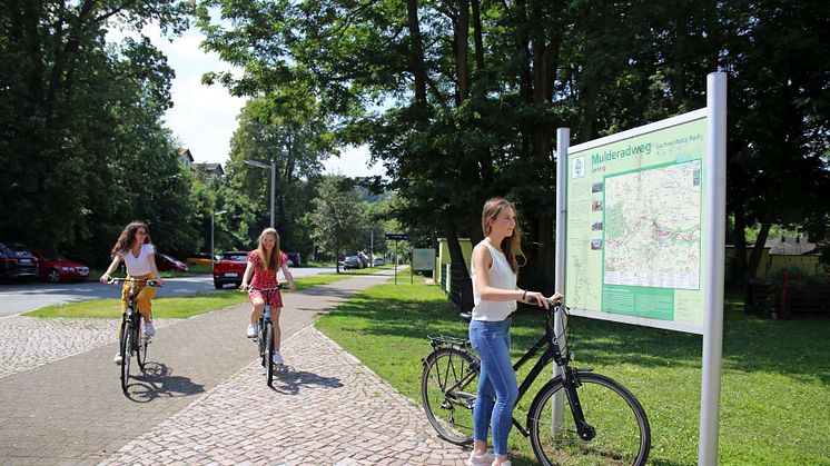 Mulderadweg bei Leisnig mit Hinweistafel am Kulturbahnhof - Foto: Andreas Schmidt