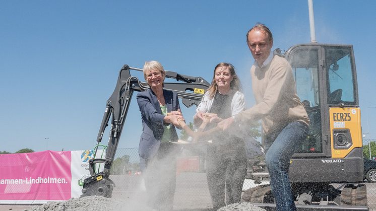 Första spadtaget Frihamnen-Lindholmen. På bilden: Catharina Håkansson Bohman, Sverigeförhandlingen; Louise Jeppson, Västra Götalandsregionen; Robert Hammarstrand, exploateringsförvaltningen, Göteborgs Stad