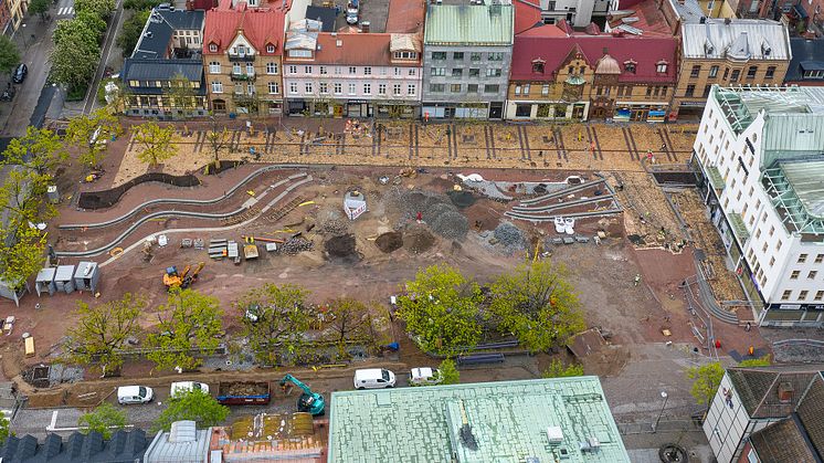 Lagom till midsommar är första delen av Stora torgs ombyggnad i Eslöv klar och uteserveringarna längs det gulfärgade gångstråket kan öppna. Ombyggnaden av själva torget fortsätter året ut.