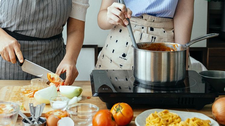 Minska risken för att bli sjuk under rötmånaden genom att tvätta händerna ofta och använda olika skärbrädor för kött och grönsaker.