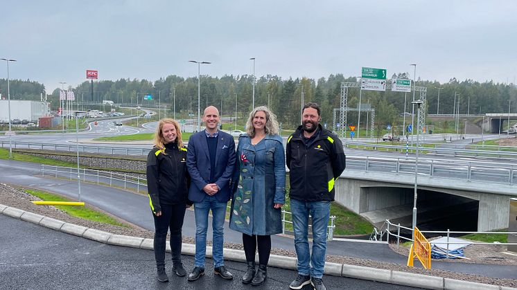 Jenny Karlsson, projektledare, Anders Tallgren (S), ordförande i Stadsbyggnadsnämden, Monika Bubholz (MP), ordförande i teknik- och fastighetsnämnden och Ola Norling byggledare framför den nya cirkulationsplatsen.