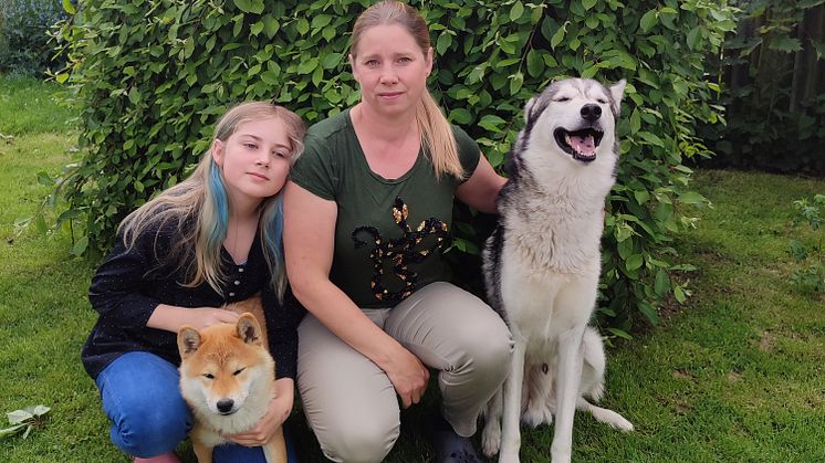 Mamma Iréne Ax vann guld i seniorklassen för 2-spann och dottern Lizzy Ax vann silver i juniorklassen på VM i draghund i Östersund tidigare i år.