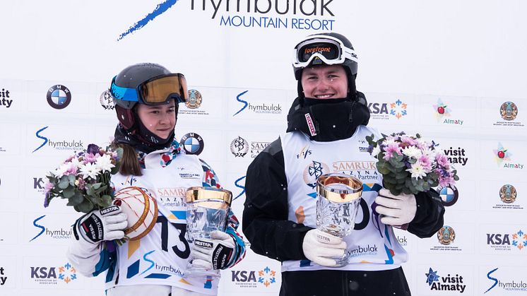 Oskar utsedd till Rookie of the Year tillsammans med Anastasiia Smirnova från Ryssland. Foto: Mateusz Kielpinski FIS