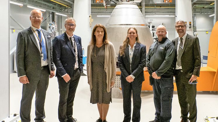 Ann Linde tillsammans med (från vänster) Stefan Oscarsson, Martin Thordén, Carolina Kalliokorpi, Lennart Berggren och Joakim Andersson från GKN Aerospace i produktionsverkstaden för raketmunstycken.