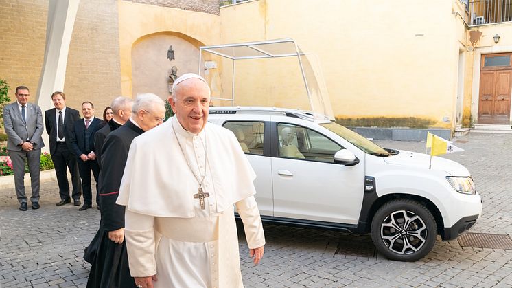 Påven Franciskus med sin exklusiva Dacia