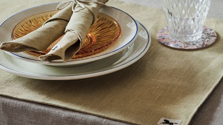 Med duk, bordstabletter och servetter i linne från Almedahls Home blir det enkelt att duka snyggt!