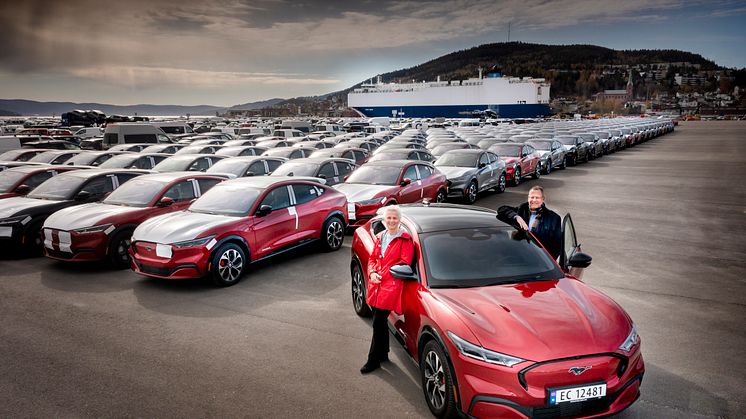 Administrerende direktør Per Gunnar Berg og informasjonsdirektør Anne Sønsteby i Ford Motor Norge, Drammen Havn 28. april 2021 Mustang Mach-E