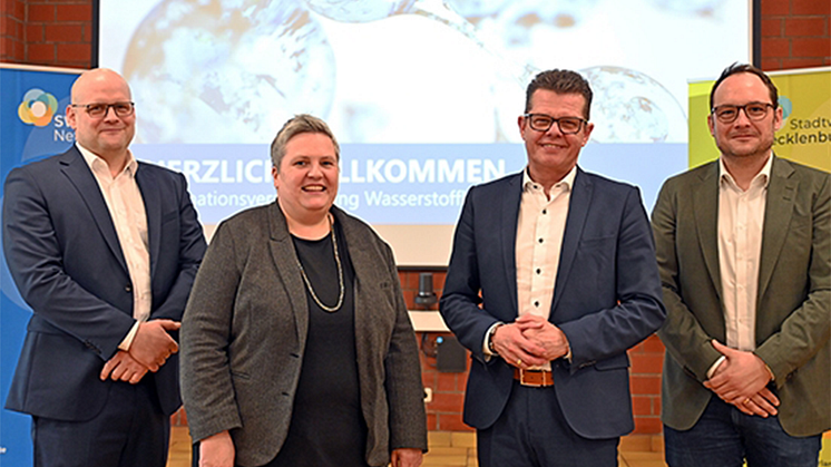 Tobias Koch (v.l., Geschäftsführer der SWTE Netz), Maike Koop (Westenergie Netzservice und ehrenamtliche Geschäftsführerin der SWTE), Dr. Friedhelm Härter (Westnetz) und Michael Bußmann (Technischer Leiter SWTE Netz).