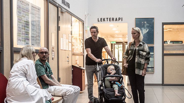 Ann-Katrin Krokström, barnperfusionist och Michal Odermarsky, barnkardiolog på Skånes universitetssjukhus tillsammans med Johan Kapusta, Lina och Elin Nilsson.