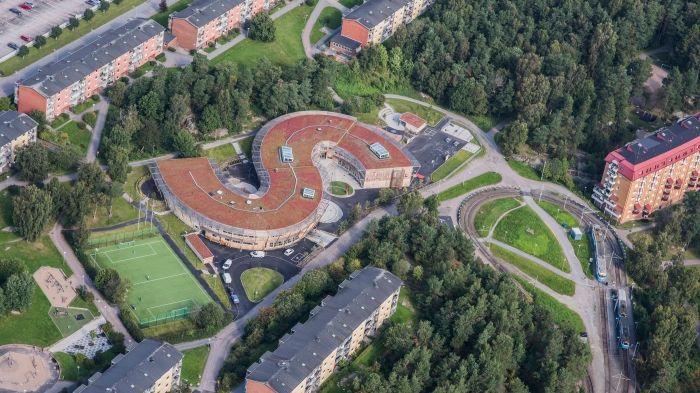 Landamäreskolan ligger i en sluttning omgärdad av talldungar. Skolan är tillverkad till 80 procent i trä. Foto: Leif Gustavsson