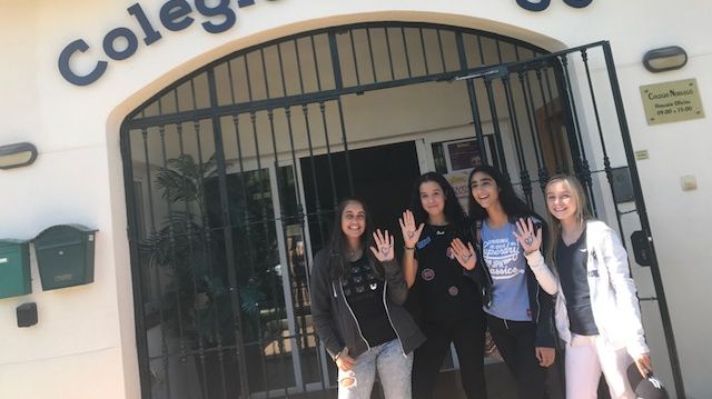 Anna, Hiba, Ana og Cathinka med Bruk Hue-hjertet i hånden utenfor porten ved den norske skolen i Malaga.