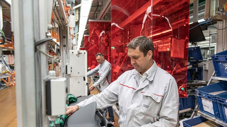 Rödfärgad skyddsfolie avdelar arbetsplatserna