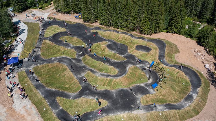 Den nye pumptracken i Trysil er hele 2.600 kvadratmeter stor. Foto: Jonas Sjögren/Trysil