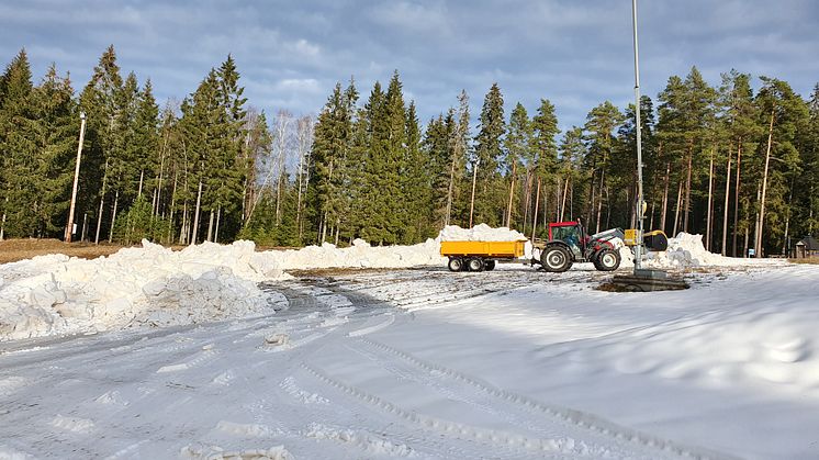 Isaberg har flyttat och schaktat ihop snö för att kunna öppna en skidbacke till sportlovet.