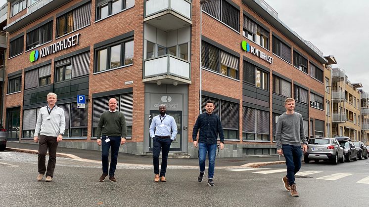 Jan Morten Andersen i Cookie Information AS (fra venstre), Kolbjørn Stuvebakken i Kontorhuset Drift AS, Dominic Akadimah i Imara AS,Tomas Nærbøe i Convivial AS og Jørgen Ellingsen i Ellera AS er av dem som drar i gang ny Tech Hub i Drammen.