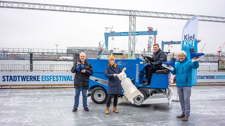 v.l.: Thomas Hein (Geschäftsführer interevent), Kathrin Groß (Projektleiterin), Frank Meier (Vorstandsvorsitzender der Stadtwerke Kiel) & Uwe Wanger (Geschäftsführer Kiel-Marketing) präsentieren die neue Eisbahn mit der XXL-Eispflegemaschine.