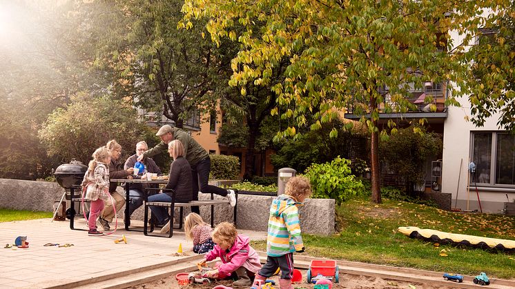 Grannsämja är viktigt för stockholmare. Majoriteten uppger att de alltid eller ofta hälsar på sina grannar. Foto: Karl Nordlund