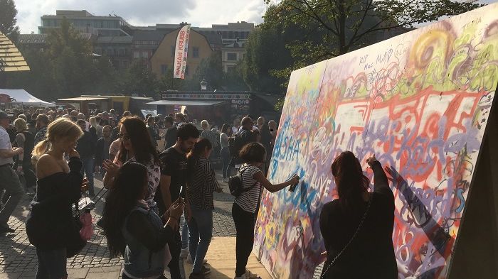I samarbete med Graffiti Sthlm kunde festivalbesökarna prova på att måla graffiti.