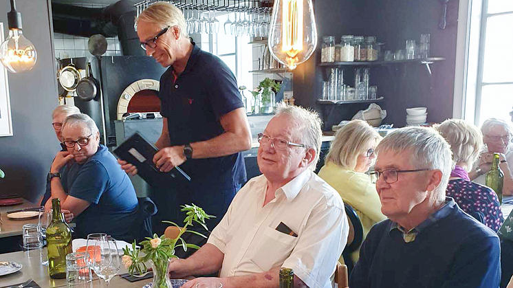 Gemenskap och erfarenhetsutbyte på senaste seniorklubbsträffen som hölls på Pensionatet.