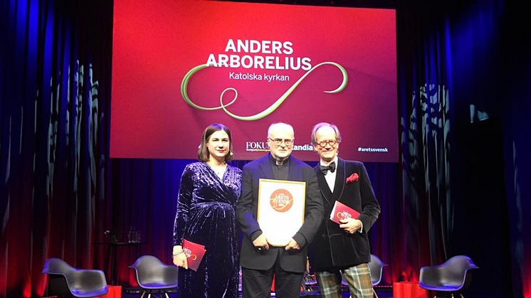 Kardinal Arborelius tillsammans med Kristin Lundell och Johan Hakelius från nyhetsmagasinet Fokus