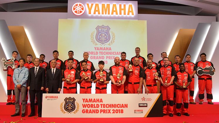 The 21 Grand Prix competitors, event Chairman Mr. Yoshihiro Hidaka, Vice-Chairman Mr. Yasuo Tanaka, and Committee Chairman Mr. Kazuhiko Abe (on the left in the front row)