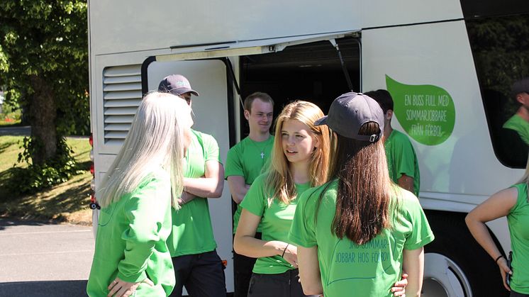 Några av årets sommarjobbare framför sommarjobbsbussen.