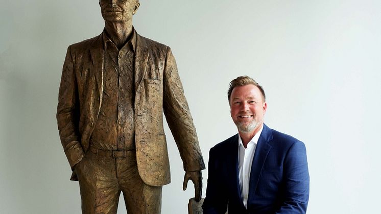 Jacob Brunsborg, son of Lars Larsen and Chairman of the Board of Lars Larsen Group, sits on the chair that is part of the bronze sculpture "Købmanden" ("The Tradesman") by Nanna Drewes Brøndum.