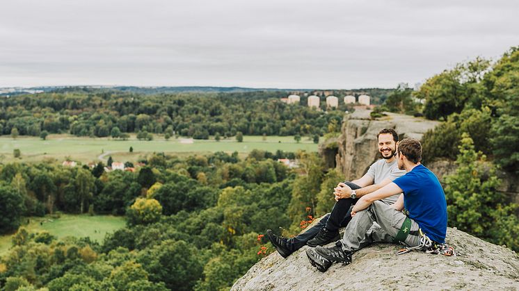 Två klättare på det populära Fjällboberget med utsikt över Fjällbo park