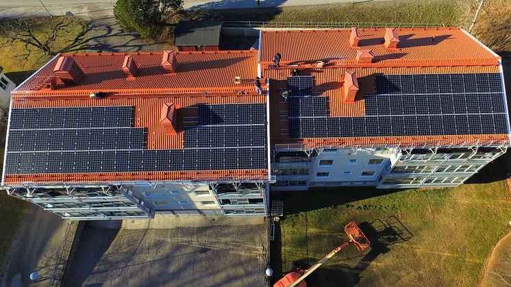 Bild på en av HSBs fastigheter i Stallarholmen med solceller på taket