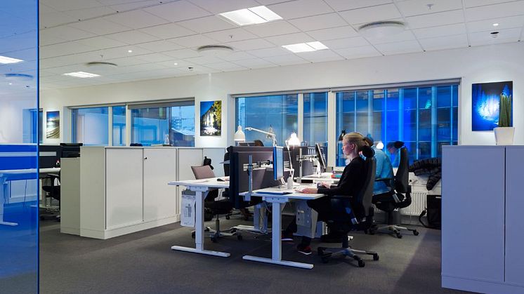 Modernt kontor med LED-belysning