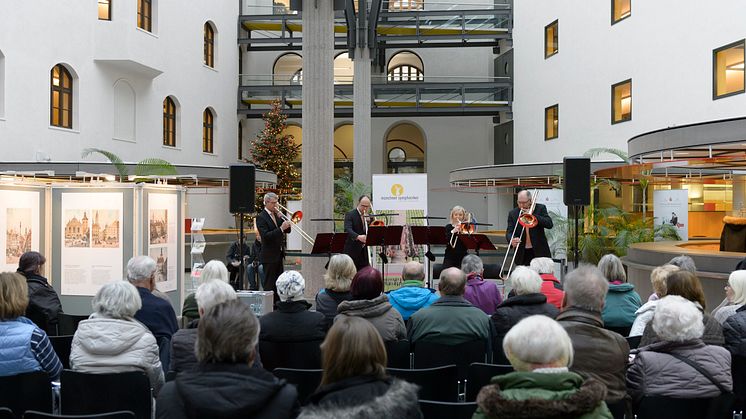 Freier Eintritt für sechs Weihnachtskonzerte in der Kundenhalle der Stadtsparkasse München im Tal erfreut Kunden und Passanten.