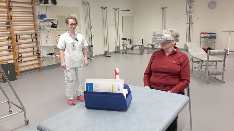 Fysioterapeut Mimmi Sokka och patienten Ann-Katrin Lundqvist testar de nya VR-glasögonen vid Storumans sjukstuga.