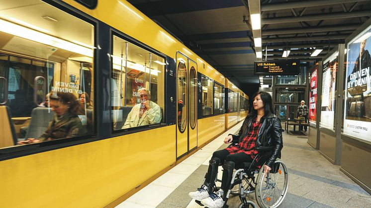 Aktion Mensch-Umfrage zur EU-Wahl unter Menschen mit Behinderung zeigt: Befragte sehen akuten Handlungsbedarf bei europaweiter Barrierefreiheit im ÖPNV - Fotocredits: Ayse Tasci / Aktion Mensch
