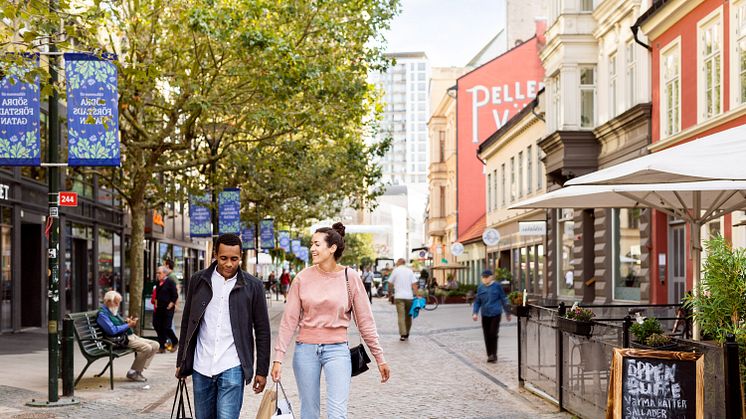 Ett turistande par i centrala Malmö