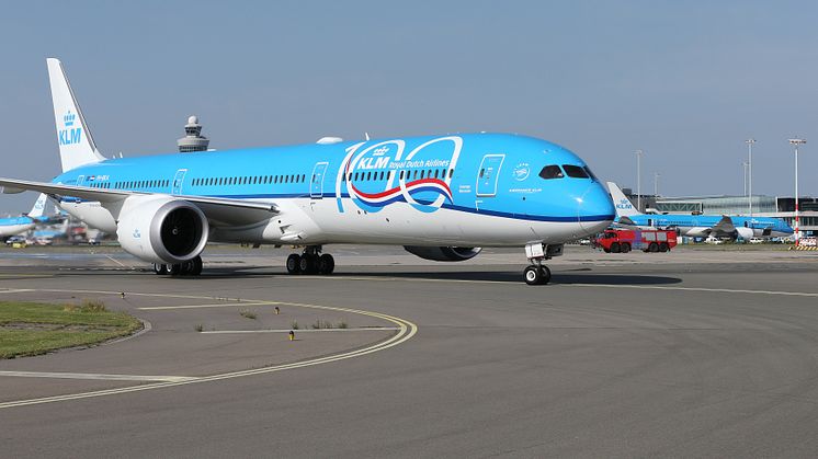 Boeing 787_10 with 100 logo