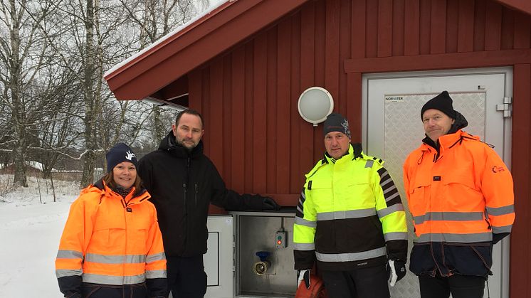 Lena Blad, VD Gästrike Vatten, Robert Strid, Gästrike Räddningstjänst, Patrik Hedström, Alltransport och Gunnar Ferngren, Gästrike Vatten, framför den nya vattenkiosken vid vattenverket i Gävle